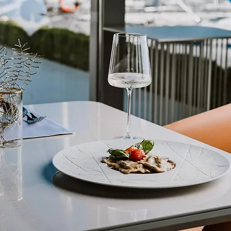 Stomorin-marina Hramina Hotel