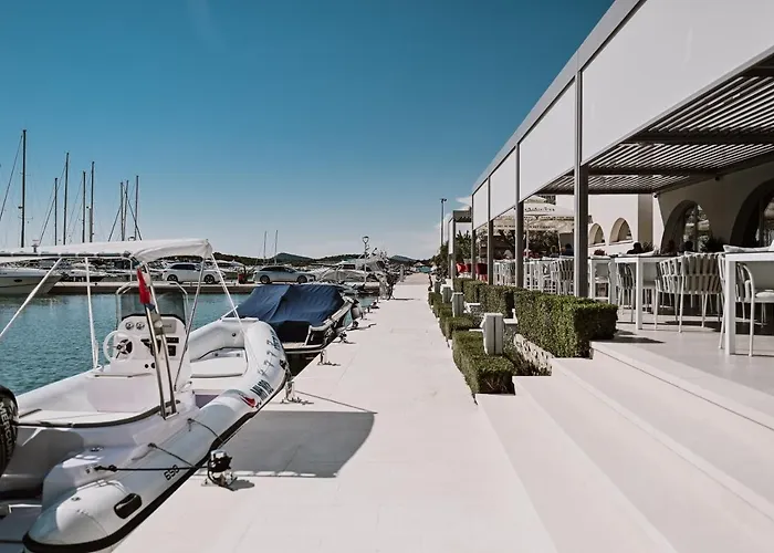 Hotell Stomorin-marina Hramina 3*